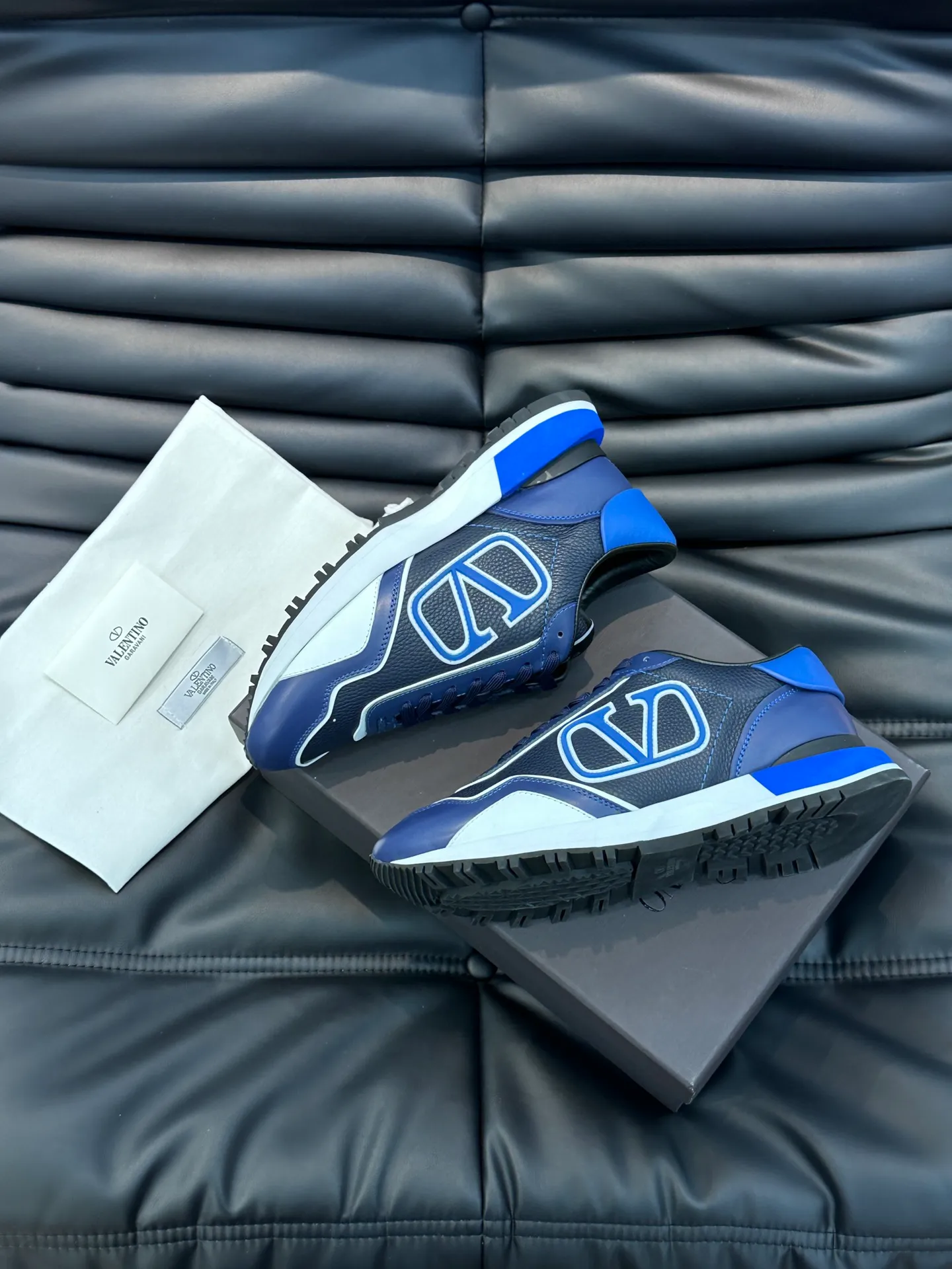 P540💰 Product trademark: VALENTINO "Valentino" Regular size: 38-44 [45 customized] Product material: Warren men's casual sports shoes, made of imported first-layer cowhide, with brand emblem on the tongue, rivet rubber outsole, non-slip, wear-resistant and shock-absorbing, cowhide lining foot pads, comfortable and breathable, with original box packaging equation bag!